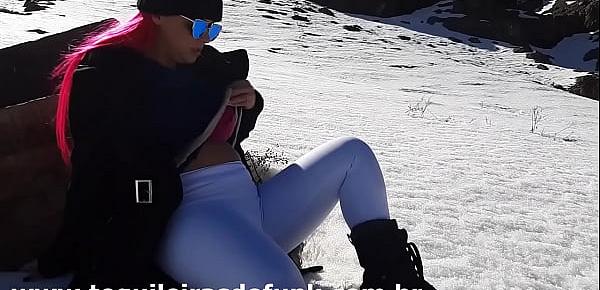  Débora Fantine se masturbando na Neve